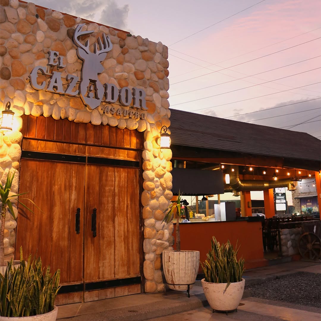 Fachada y entrada de El Cazador Asadero